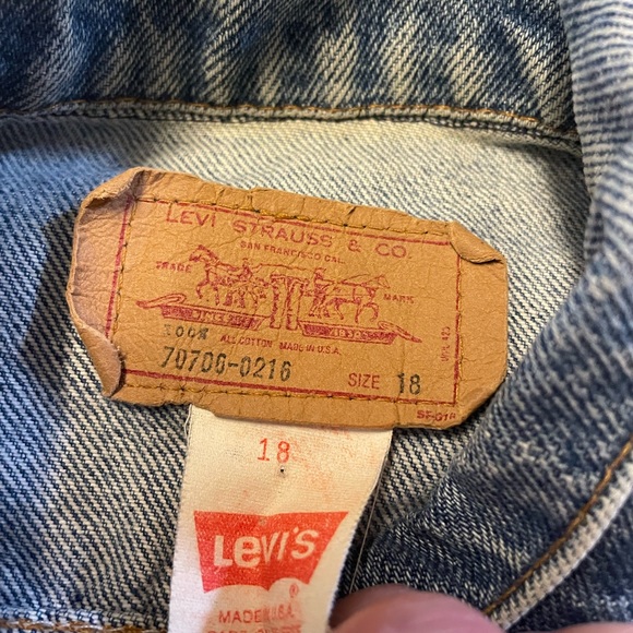 Vintage ladies Levi’s jean jacket size 18 (small hole as shown) - Picture 3 of 3